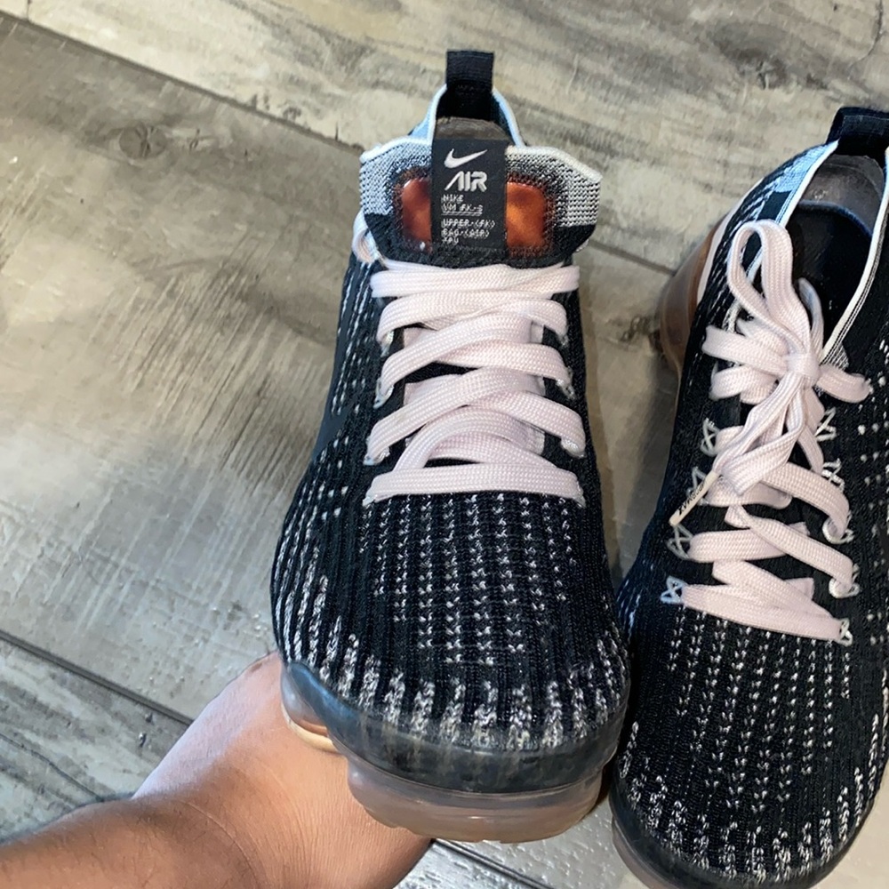 Nike Air VaporMax Flyknit 3 Black
Barelv Rose women size 7 gently worn